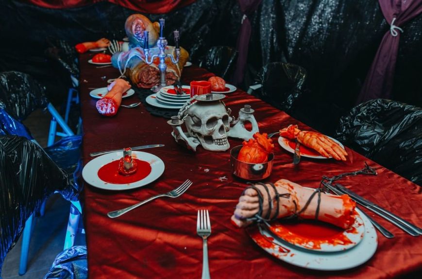 Mesa con pie y calavera